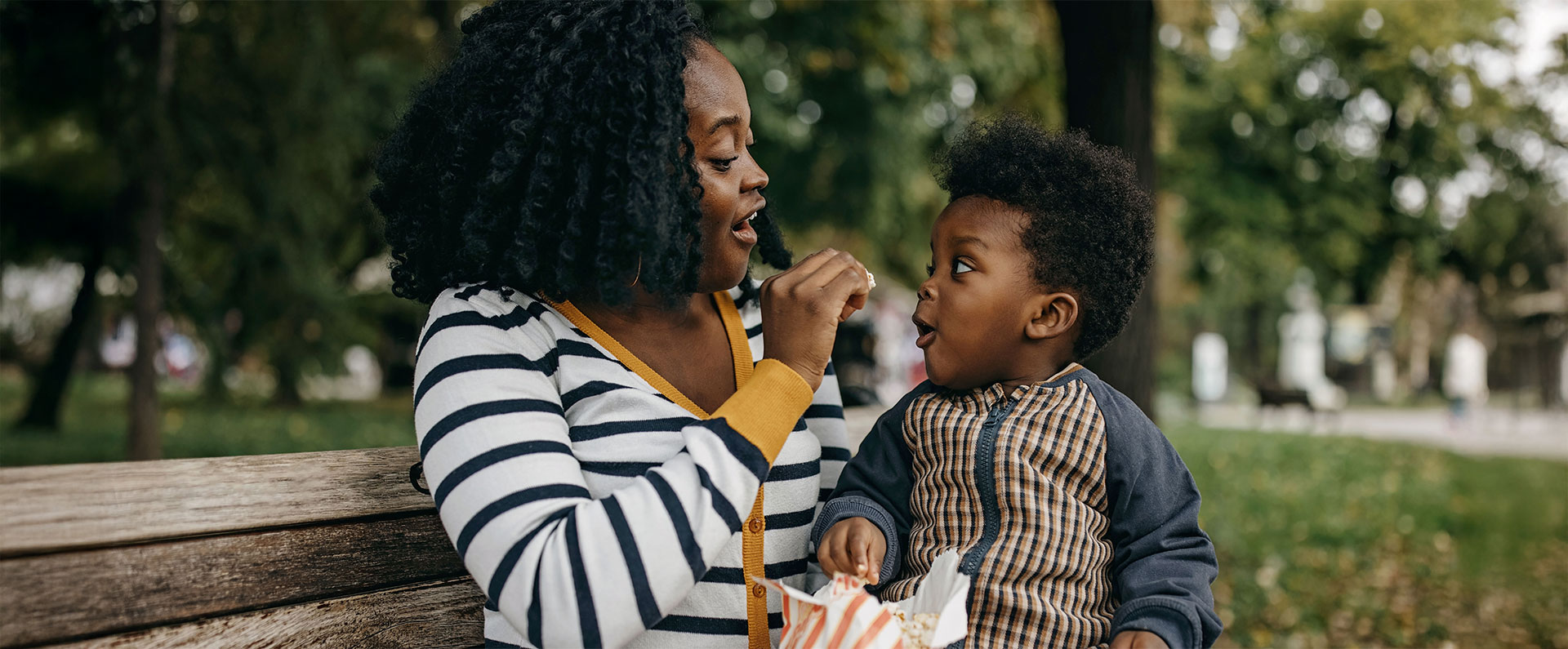 child-eat-snaks-with-mom