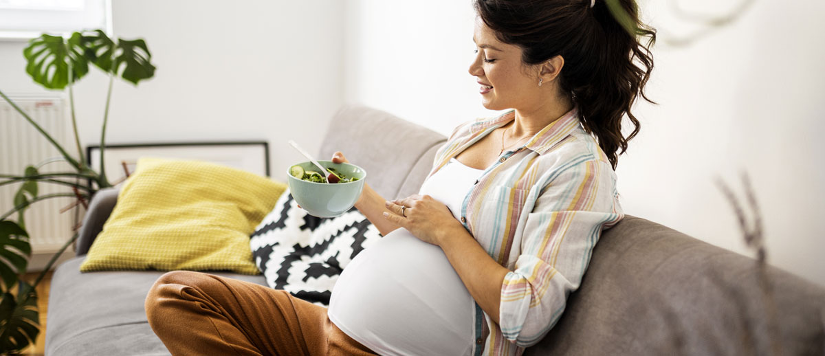 pregnant-woman-eating